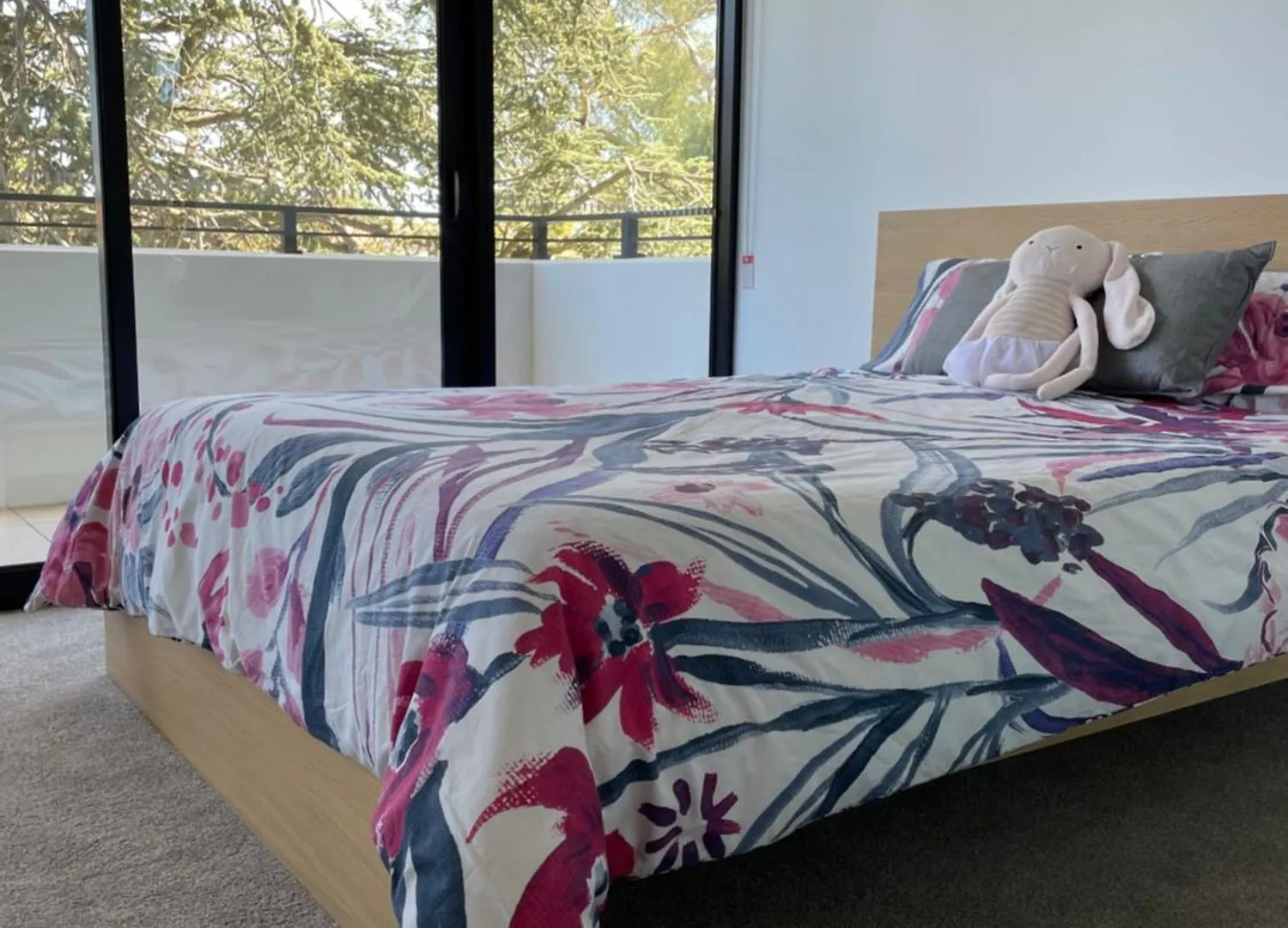Brand New Brilliant Location Heart Of Inner South Kingston Apartment